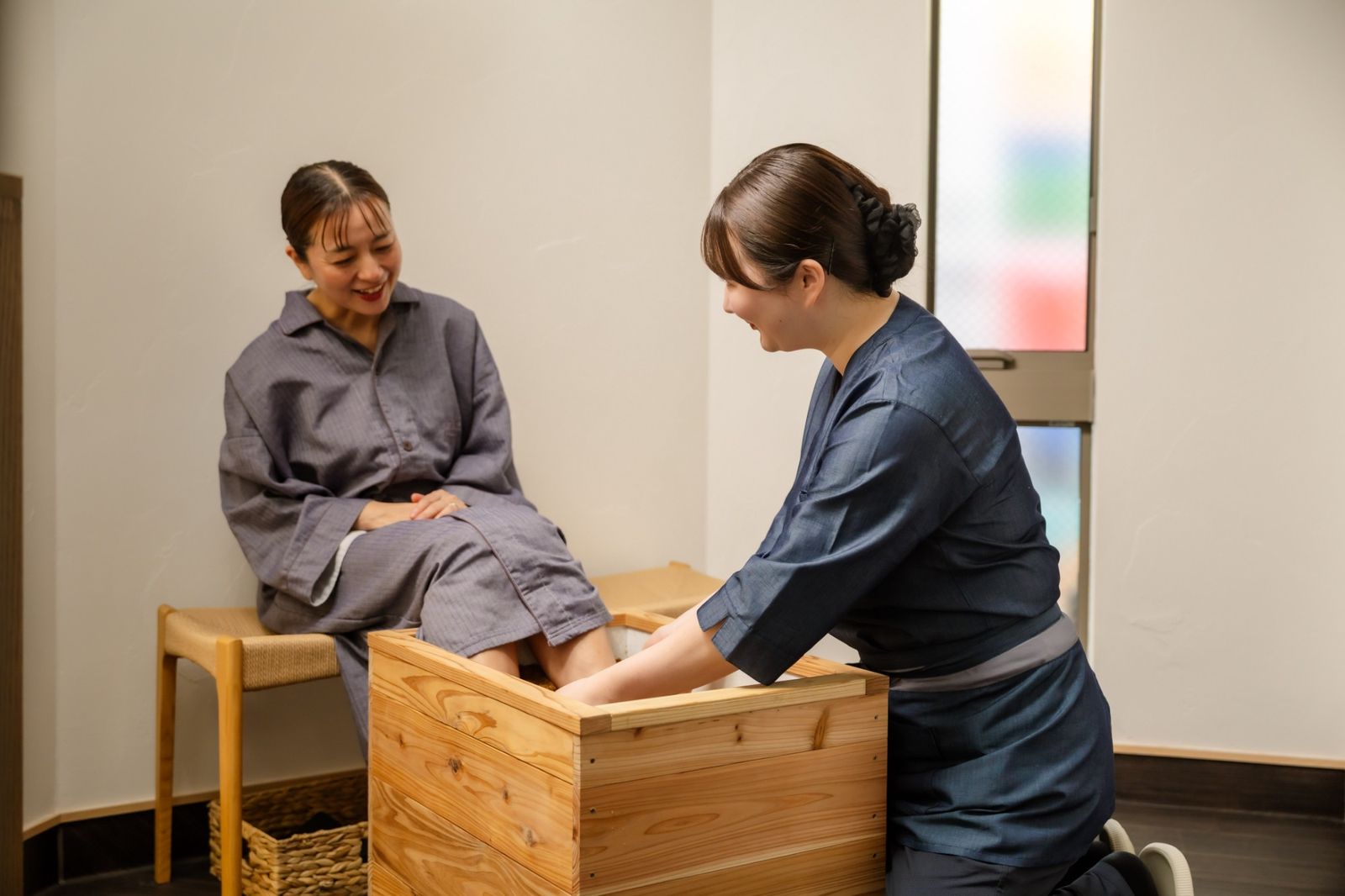 ぽか足人間の木桶に足を入れてくつろぐ様子